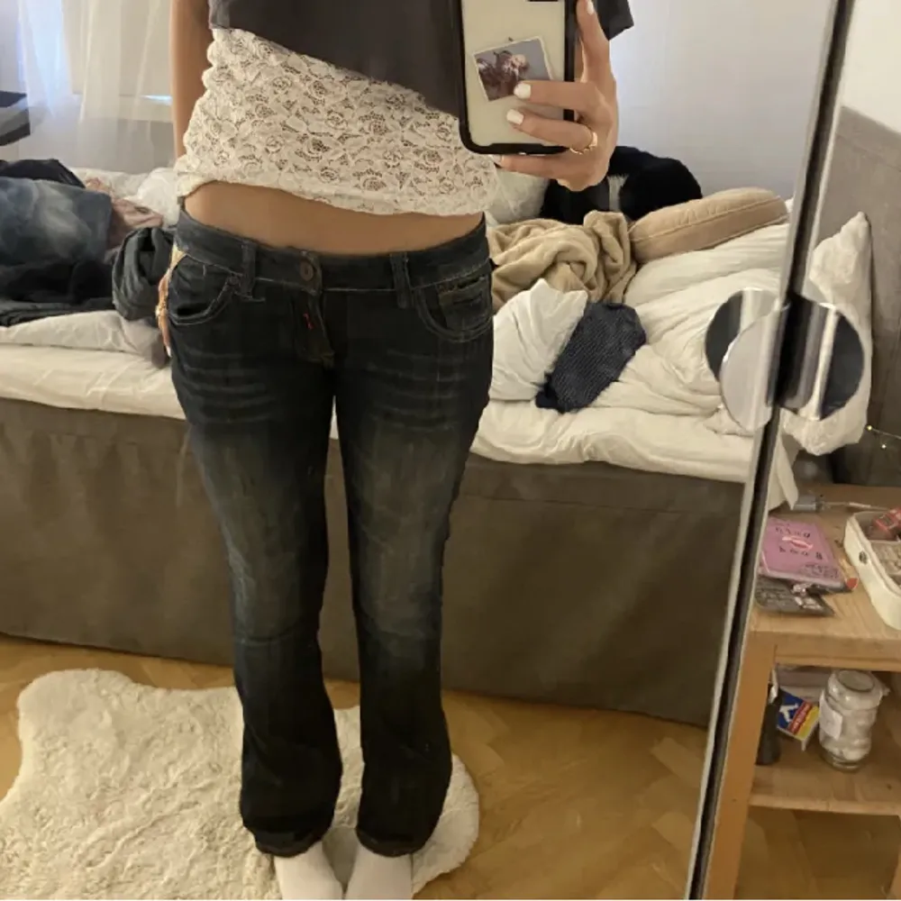 Säljer dessa så snygga replay jeans med rak passform då de tyvärr inte kommer till användning 💕 Pris kan diskuteras vid snabb affär 💗. Jeans & Byxor.