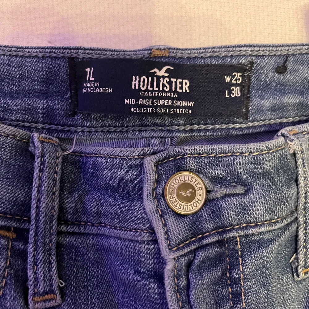 Jag säljer dessa jeansen från hollister som är skinny och mid-waist. Jag har ingen användning av de längre men de är superfina och sköna.. Jeans & Byxor.