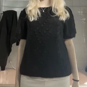 söt topp med puffärmar  - Första bilden är lånad!! men kan även skicka egna bilder 🩷Är från & other stories 