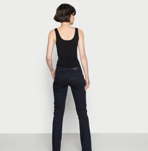 LBT Jeans Valerie  - Super populära och slutsålda lågmidjade jeans. Svart med camenta wash som gör att dem ser lite blå ut. Inget som man lägger märke till. Skriv för fler bilder!