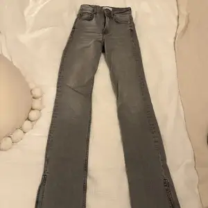 Fina jeans från zara med slits, i nyskick 