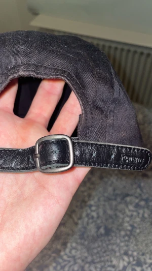 Supreme Keps  - Supreme Keps Svart One-size Helt oanvänd  Köptes i London för cirka 8 år sen  Nypris : närmre 2000kr på farfetch Limiterad 