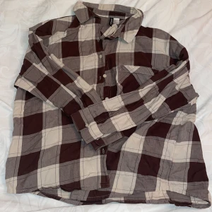 Brun och beige sjorta  - En brun och beige flanell skjorta 