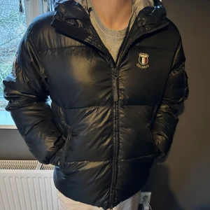 Dolomite jacka - Ritkigt det dolomite jacka helt perfekt till vintern❄️ väldigt fint skick och inga märkbara skador🪐  Modellen på bilden är 172  Skriv vid fler frågor eller funderingar🍁