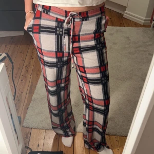 Pyjamasbyxor  - Väldigt sköna pyjamasbyxor från Nelly. Använda några gånger men har inga defekter. Passar bra i längden på mig som är 172!