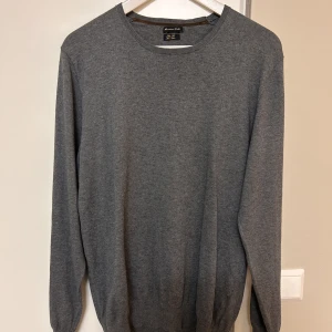 Massimo Dutti - Säljer nu min skit snygga Massimo dutti sweatshirt som passar till allt. Skicket är 10/10 och nypris ligger på 600kr. Materialet är kashmir liknande.
