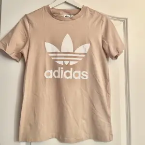 Beige/korall färgad t-shirt från Adidas i bomull, storlek xs 