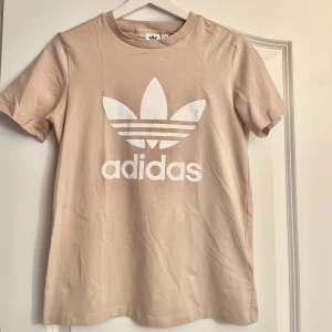 Adidas t-shirt - Beige/korall färgad t-shirt från Adidas i bomull, storlek xs 