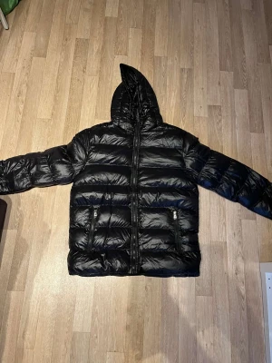 Vinterjacka - Hej, säljer nu en jätte fin höst/vinterjacka. Perfekt nu inför vintern, håller värmen enormt bra. Endast använd 2 gånger då den tyvärr är för liten. Betalning sker direkt via Swish, inte här på appen. Mvh