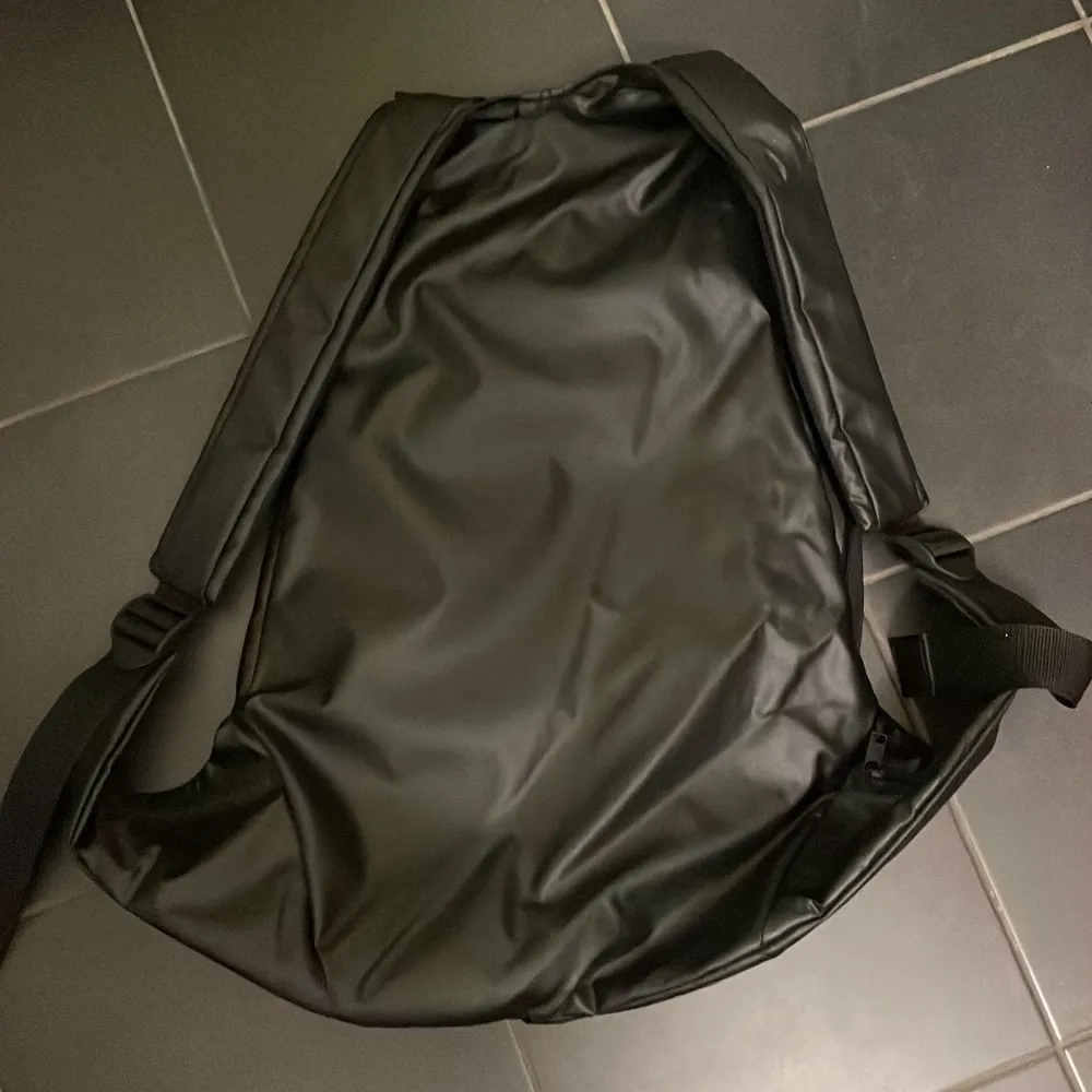 Tjena, jag säljer min y-3 väska eftersom den aldrig kommit till användning, har använt den runt 2-3 gånger så den är nästan sprillans ny! Priset kan diskuteras!. Laukut & Käsilaukut.
