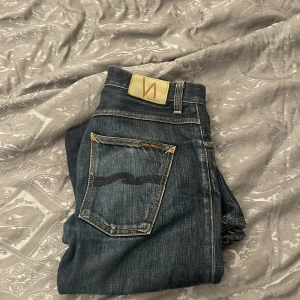 Nudie Jeans 31 32 - Säljer ett par marin blåa jeans från Nudie. W31 L32