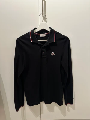 Moncler piké  - Moncler piké i väldigt bra skick.  Inga flaws. 