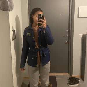 Barbour jacka  - Nu säljer jag min mörkblåa barbour jacka då jag inte använder den längre, fickorna har sömmen gått upp lite på båda, men det är På kanten så antingen att du lämnar in den o får den sydd eller bara ha knappen stängd som jag haft funkar lika bra. Storlek 32