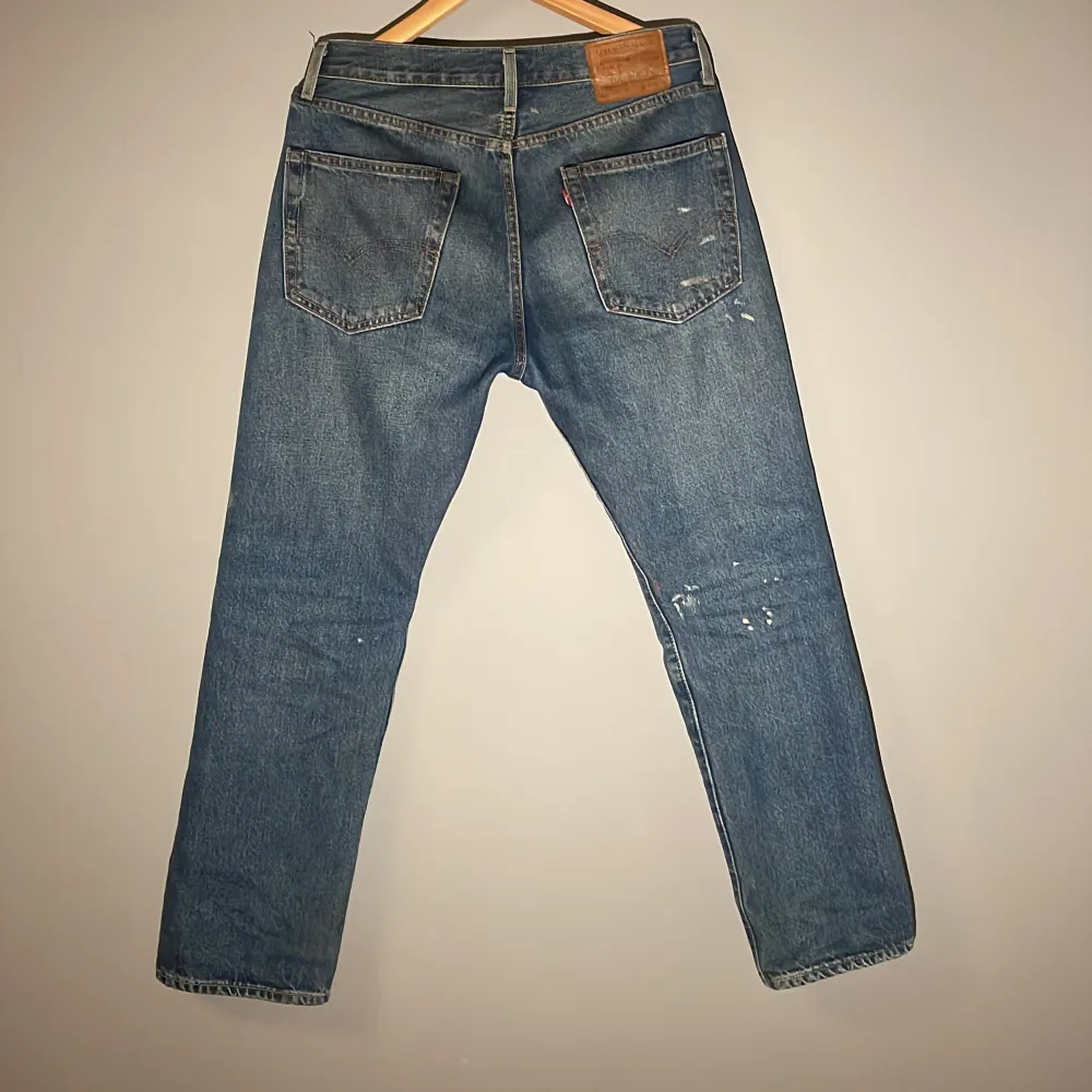 Levis 501 jeans köpta i Levis egna butik för nypris på 1400. Har du frågor tveka inte på att kontakta! Storlek är 30/30. Jeans & Byxor.