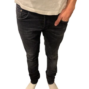 Dondup jeans - Säljer nu dessa Dondup jeans i mycket bra skick. Nypris på jeansen är 2899kr. Jeansen är skinny fit i storlek W31. Vid minsta fråga hör av dig!