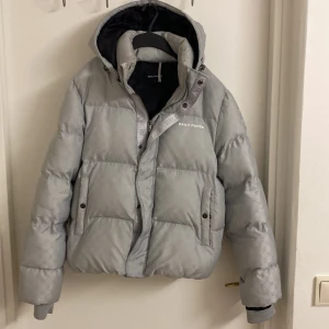 Daily paper jacka - Säljer min daily paper jacka då jag inte använder den så mycket/kan byta mot en exakt modell men svart