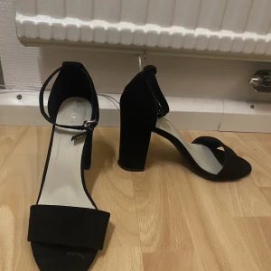 Klackskor  - Klackskor från Nelly använda en gång. Säljes pga att de var förstora så de kommer inte till användning.