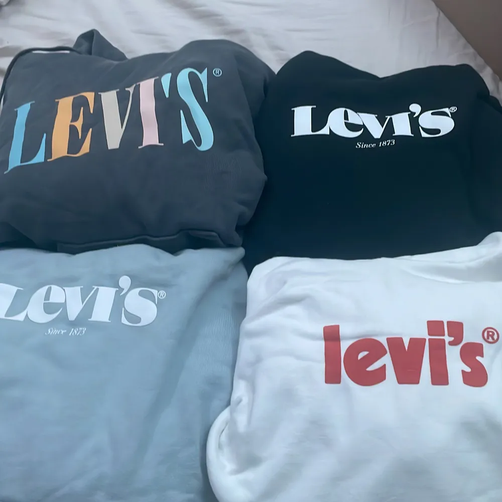 Levis hoodie med litet jack i V:t. Säljs då de måste rensas i garderoben🙄Men annars superfin och bra. Nypris ca 400kr . Hoodies.