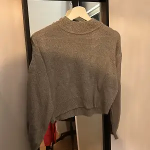 Säljer denna gråa stickade tröjan från H&M. Köpt här på plick men har aldrig använt den. Det finns inga defekter eller fläckar utan den är o fint skick❤️