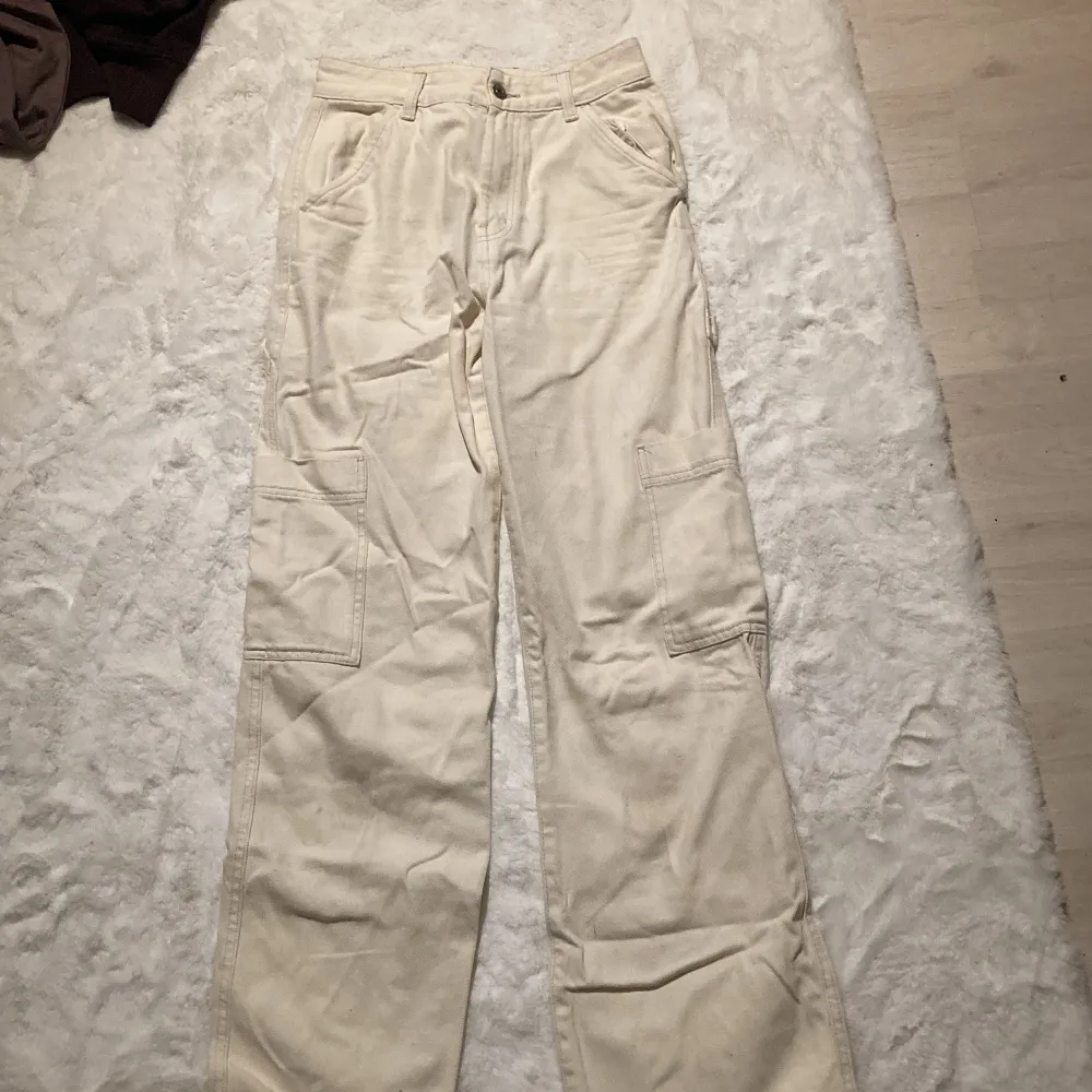 Säljer mina vita Cargopants/Jeans då dom inte kommer till användning längre. Jeans & Byxor.
