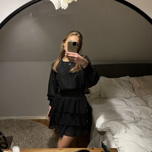 Glittrig klänning - Supersnygg glitterklänning med volanger! 🌟