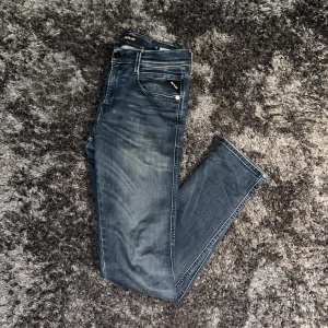 Replay Anbass  - Säljer dessa feta replay jeans i modellen ”anbass”🤩 Jeansen är i en riktigt snygg blå färg sitter riktigt bra! Enda defekten är att en tag håller på att ramla av, kom privat för fler bilder. Hör bara av dig vid frågor eller funderingar🙌 
