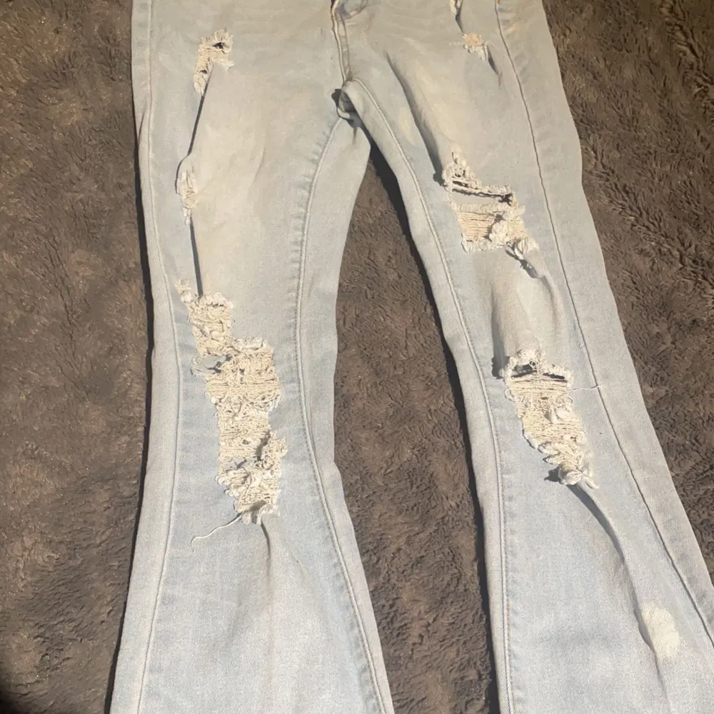 blåa utsvängda jeans med hål, bra skick, först till kvarn ❤️skriv privat för fler bilder!. Jeans & Byxor.