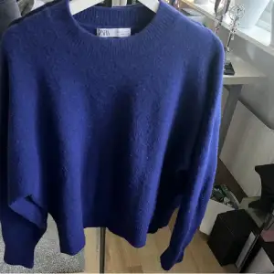 (Lånad 1 & 2 bild) Stickad tröja från Zara i stl S! Tror inte den säljs längre💘 lite nopprig (bild 3)