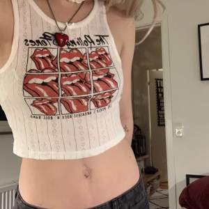 rolling stones linne tank top, bought from bershka, on the tag it says size 11-12 but i usually wear xs - s and it fits perfectly, stretchy material
