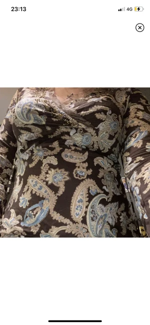 Långärmad v ringad topp! - Jättefin långärmad topp med fina små pärlor och v ringad med lite mesh runt!!