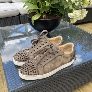 Christian Louboutin  - Hej, säljer nu mina otroligt snygga loubs i fint skick och allt og medföljer om ni undrar nått så är de bara att kontakta Mvh//StockholmStilOutlet