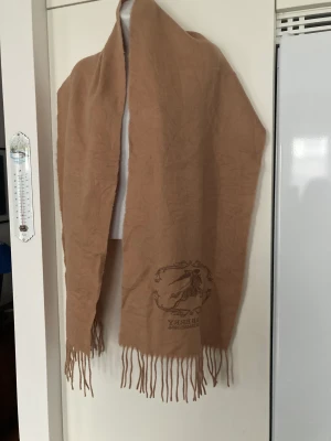 Burberry halsduk i 100%cashmere  - Burberry halsduk i 100% cashmere .mått är ca:190x35cm