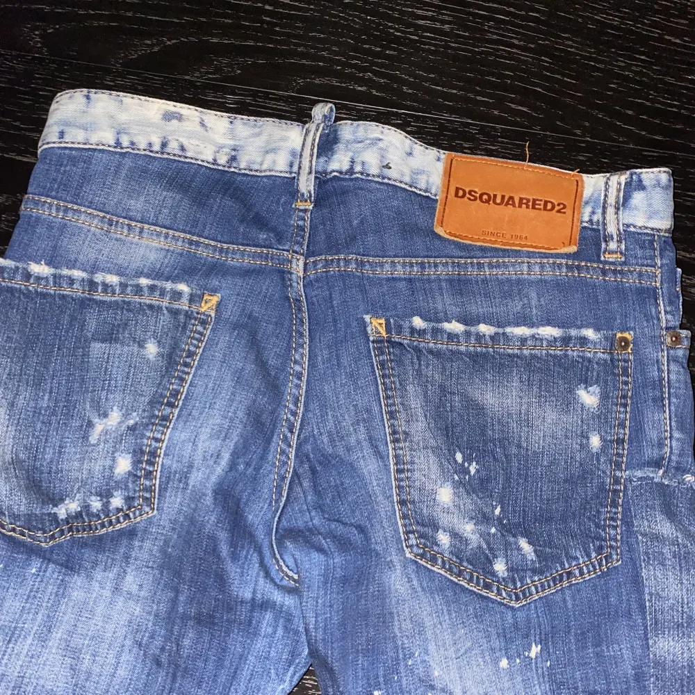 Säljer jätte fina DSQUARED2 jeans, använda. Men fortfarande bra skick, 8/10. Originalpris 7500kr. Äkta såklart . Jeans & Byxor.