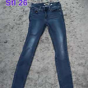 Blåa jeans  - Ett par blåa Jeans, stl 26🥰