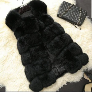 Svart pälsväst  - Äkta päls köpt på garoff. Bra skick andvänt 1 gång