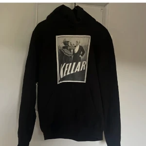 Svart hoodie med tryck  - Är i bra skick, använd fåtal gånger