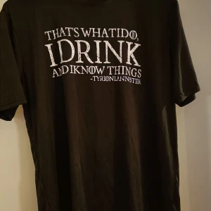 Game of thrones-tshirt  - Svart T-shirt med tryck på framsidan, motiv från Game of Thrones. Aldrig använd, material i polyester 