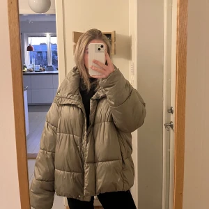 Pufferjacka  - Säljer min superfina pufferjacka. Säljs då den inte används längre💕 Storlek L men sitter bra på mig som brukar ha S/M i jackor annars