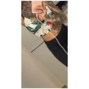 Nelly - Mönstrad topp, strl XS - Mönstrad topp från Nelly i storlek XS.