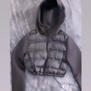 Zara jacka  - Svart Zara jacka som man kan justera vid midjan. 