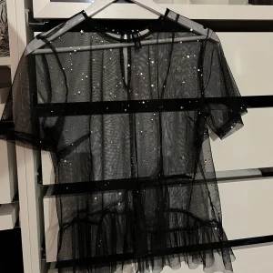 svart topp  - svart genomskinlig topp/t-shirt 
