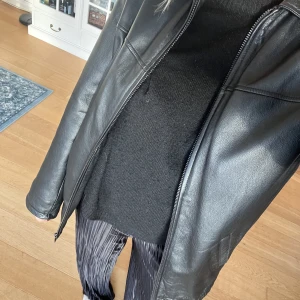 Skinnjacka - Såå snygg skinnjacka, köpt vintage för 800kr. Riktigt fint material. Knappt använd. Stl L men passar mig som är s/m