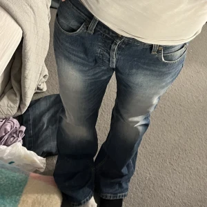 Lågmidjade Lee jeans  - Super snygga Lee jeans bootcut low Waits, för stora för mig där av säljer jsg. Midja 40cm rakt över, innerbenet 81cm
