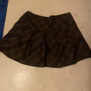 brun mini kjol från Hm. Använd max 5 gånger. bra skick med lite tröj dragskedja