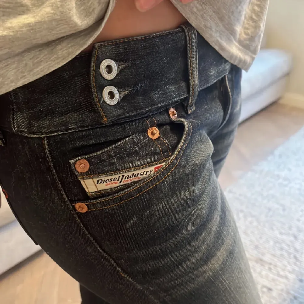 Jättefina Diesel jeans i superbra skick! Säljer då dom är lite små, endast använda en gång, köpt på Plick🤍skriv vid frågor🤍(lånade bilder från tjejen innan). Jeans & Byxor.