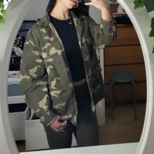 Militär jacka - Militär mönstrad jacka som endast är använd några gånger! Jättebra skick😊❤️