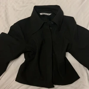 Cropad kofta från zara🎶 - Använd fåtal gånger, i storlek s💗