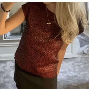 Zadig topp  - Säljer denna ursnygga Zadig topp❤️‍🔥knappt använd o köpt för 2500kr❤️‍🔥❤️‍🔥 storlek Small❤️‍🔥 lånade bilder