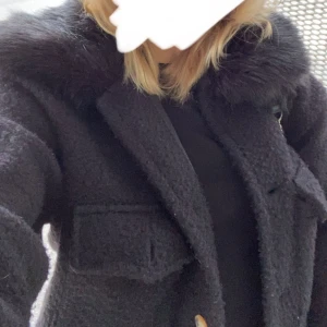 Chelsea jacka/ meotine jacka  - Slutsålda Chelsea jackan, den är väldigt lik meotine jackan. Den har inga slitningar! Jätte fin allväders jacka! 