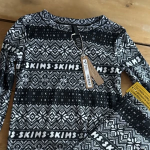 Skims  - Säljer pga köpte fel storlek. Ett jul set till barn i storlek 8/10 som nytt. Alla lappar kvar. Ord.pris: 715kr säljer för 450